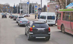 Маршрутка отъезжает от остановки