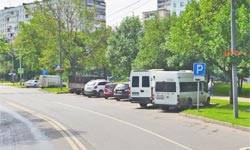 Парковка с табличкой