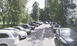 Машины вдоль бордюра